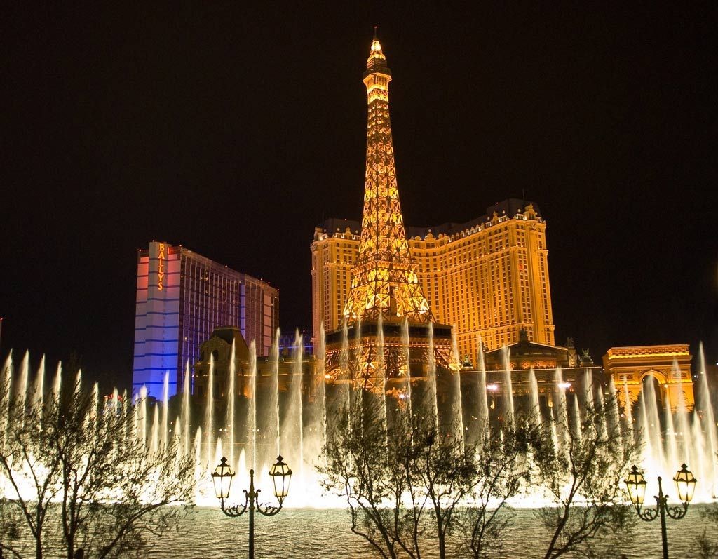 Enjoy the Las Vegas vibe with a Parisian flavour