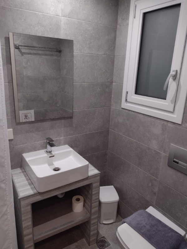 yiannis apartment room bathroom
